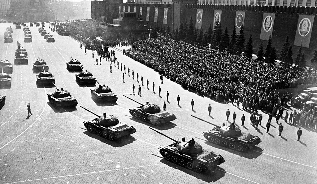 Без названия, 1 мая 1975, г. Москва. Выставка «Танки, еще танки, еще больше танков!» с этой фотографией.&nbsp;
