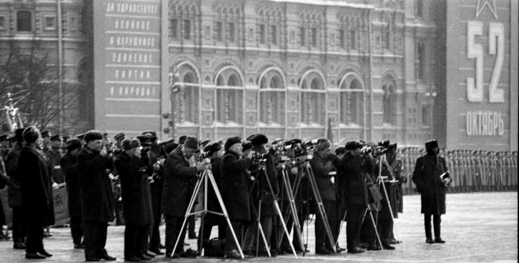 Журналисты на съемке военного парада, 7 ноября 1969, г. Москва