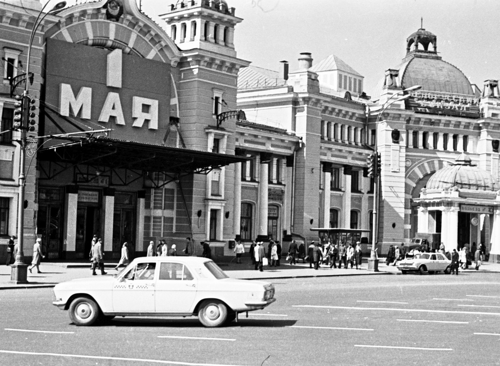 Без названия, 1 мая 1974, г. Москва. Здание Белорусского вокзала. Сейчас площадь Тверская Застава.