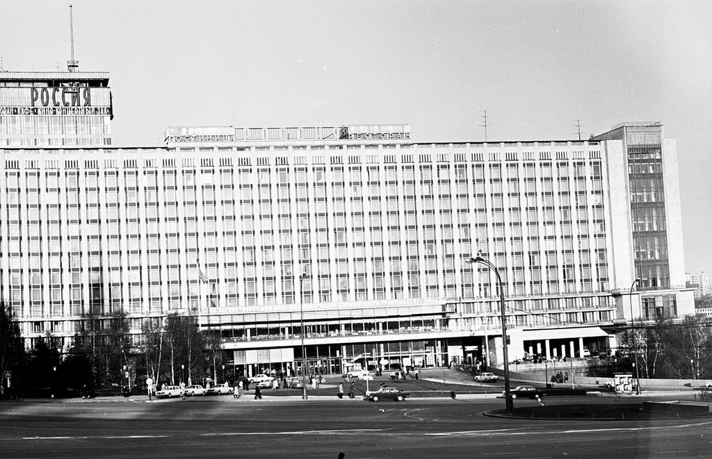Гостиница «Россия», 1975 год, г. Москва. Построена в 1964-1967 годах по проекту архитектора Дмитрия Чечулина на готовом стилобате недостроенной восьмой высотки. 1 января 2006 года гостиница «Россия» была закрыта, а к 2010-му году разобрана.
