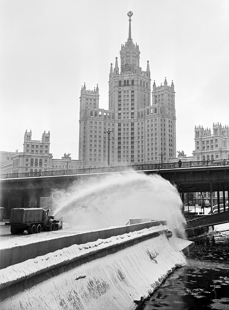 Уборка снега, 20 января 1960, г. Москва. Выставка «Московские высотки. Мечта наяву» с этой фотографией.&nbsp;