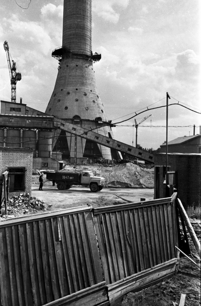Строительство телецентра, 1966 год, г. Москва. Выставка «"Фабрика телевизионных программ"» с этой фотографией.