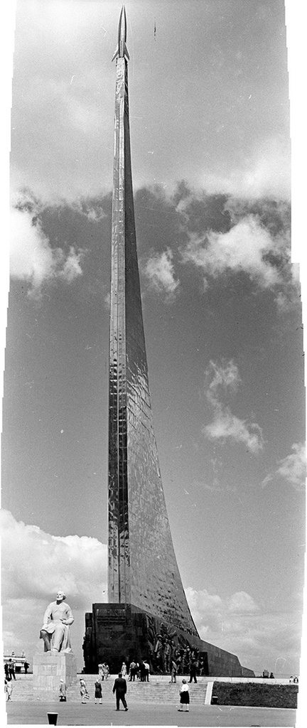 Монумент «Покорителям космоса» и памятник Константину Циолковскому, 1965 год, г. Москва