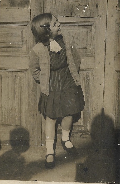 Школьница Елена Павловна Крамер, 18 апреля 1936, г. Ростов-на-Дону. Фотография из архива пользователя Alisa Chernysheva.