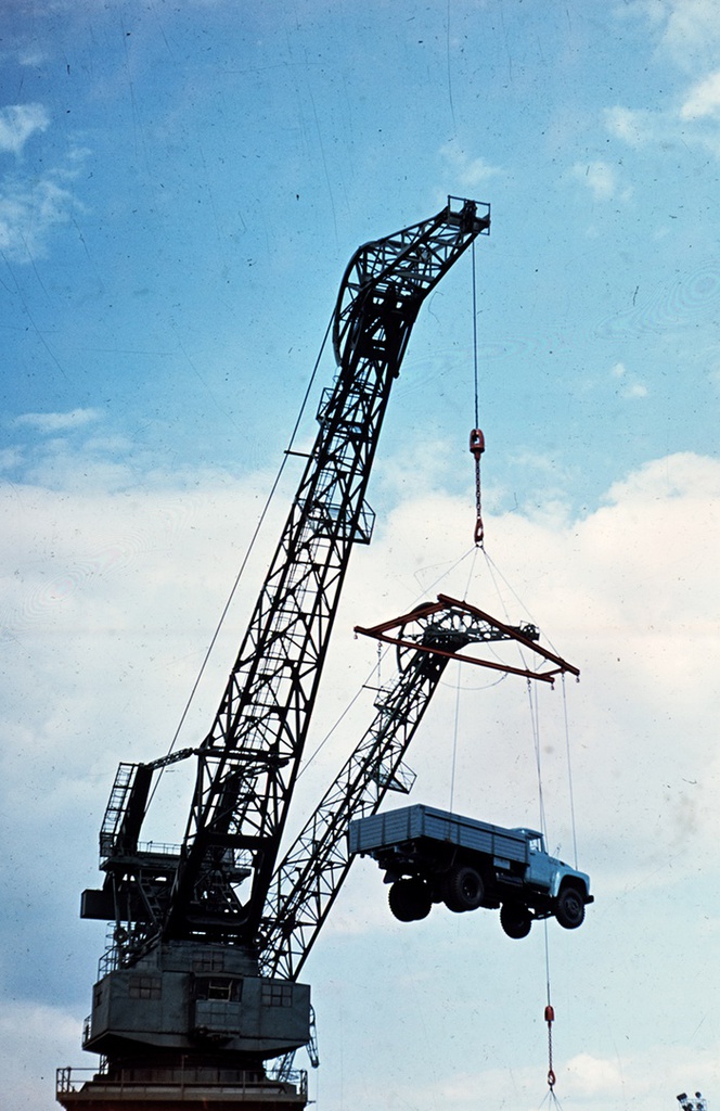 Отгрузка автомобилей потребителям, 7 августа 1968, г. Москва. На железнодорожной площадке автозавода.