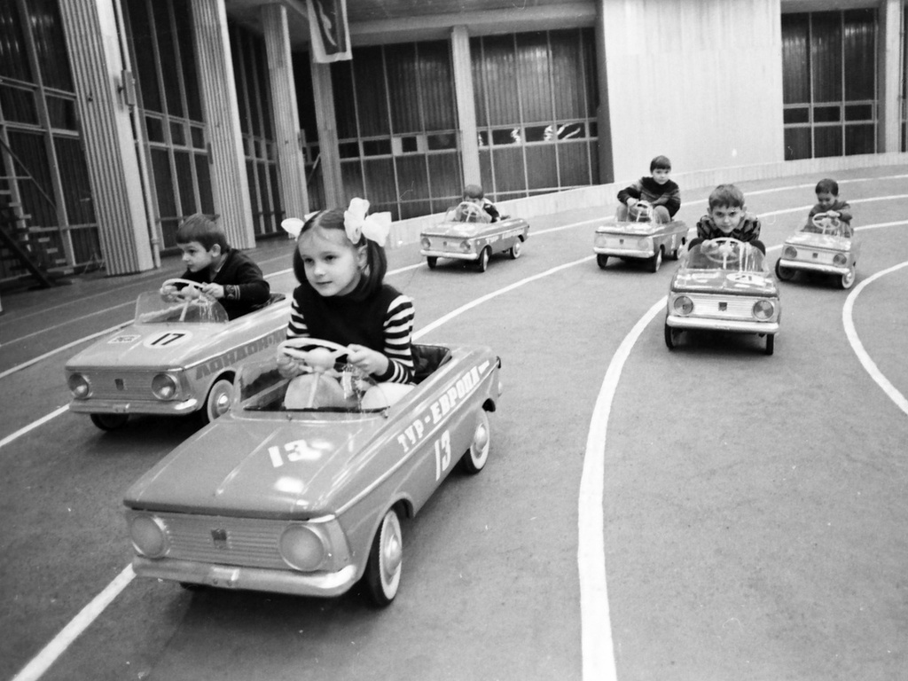 Гонка, 16 января 1974, г. Москва. Выставка «СССР в 1974 году» с этой фотографией.