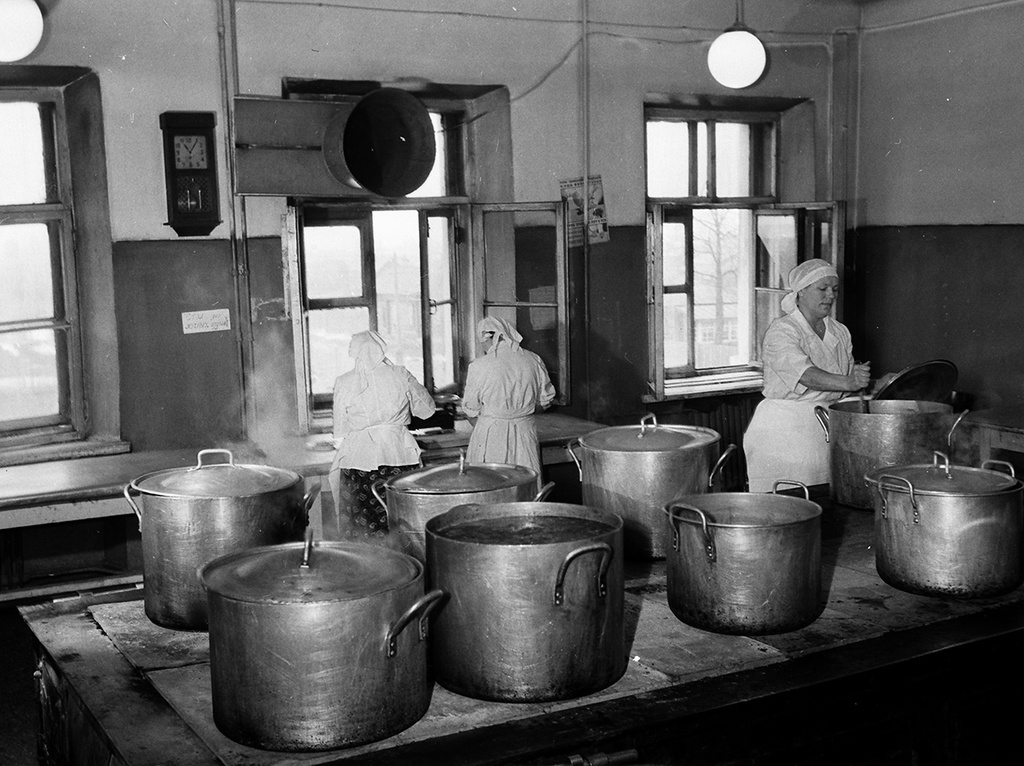 В пищеблоке столовой Купавинского комбината, 1 апреля 1956, Московская обл., пгт. Старая Купавна