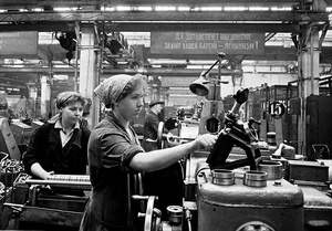 На участке шлифовки колец, 12 октября 1960, г. Москва. Государственный подшипниковый завод (ГПЗ-1) создан в 1932 году. В 1993 году стал акционерным обществом «Московский подшипник».