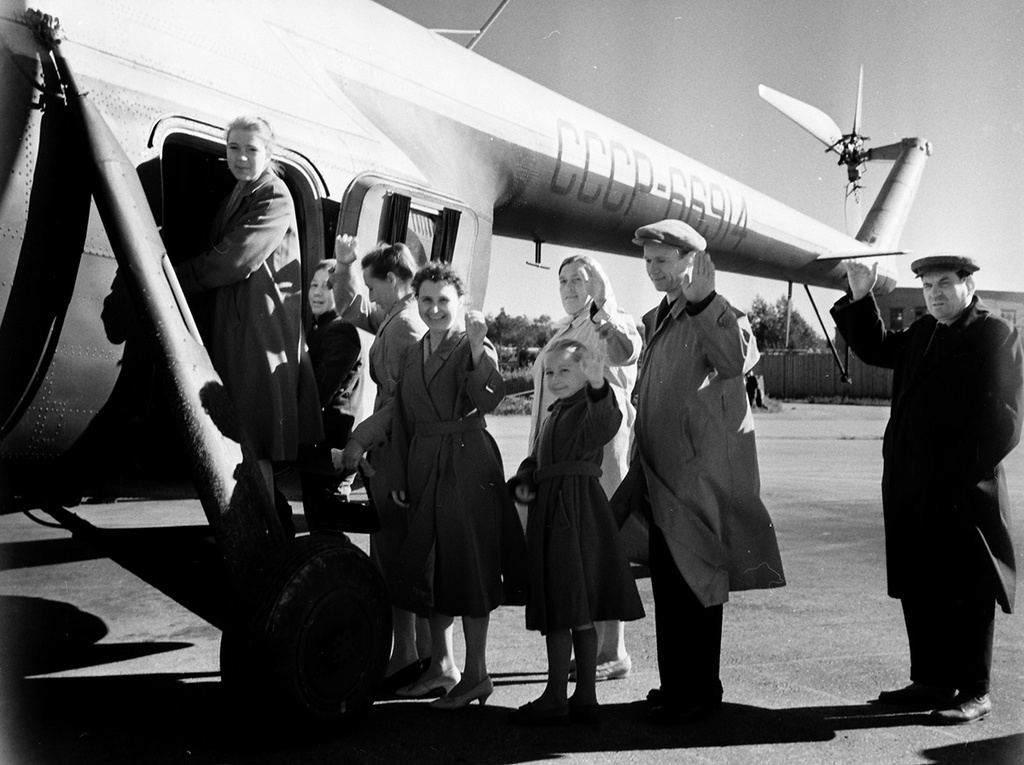 Без названия, 16 сентября 1962, г. Москва. Большая группа автозаводцев совершила вертолетную экскурсию над Москвой и ее окрестностями.  Автомобильный завод имени Ленинского комсомола (АЗЛК, с 1996 года - ОАО «Москвич»). Ныне несуществующий московский автомобилестроительный завод. Выпускал автомобили марок «КИМ» и «Москвич». Основан в 1930 году, остановлен в 2002, ликвидирован в 2010 году.