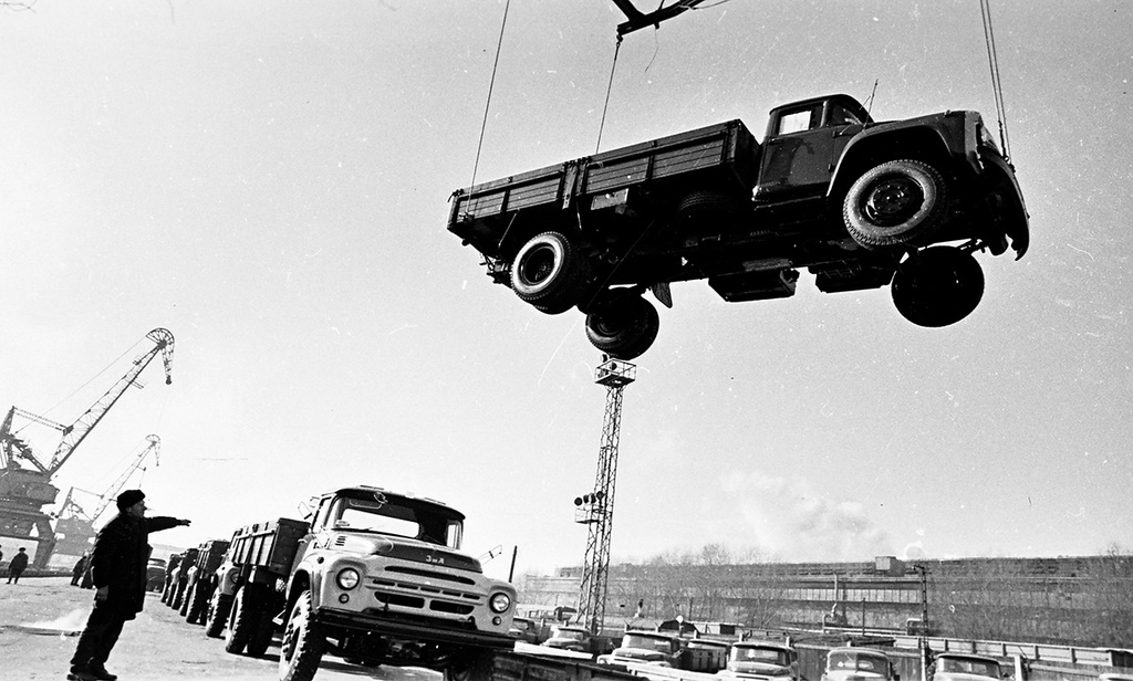 Отгрузка автомобилей потребителям, 28 января 1966, г. Москва. На железнодорожной площадке автозавода.&nbsp;