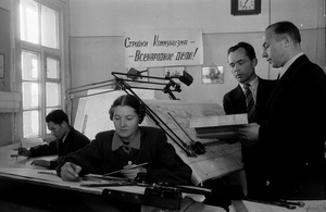 Главный инженер К. М. Барляев, главный конструктор С. И. Кужель и старший конструктор А. М. Баулина в конструкторском бюро, 20 марта 1956, г. Москва. Главный инженер завода знакомится с ходом разработки нового типа центробежных растворо-  и бетононасосов. Ростокинский завод строительных  машин.