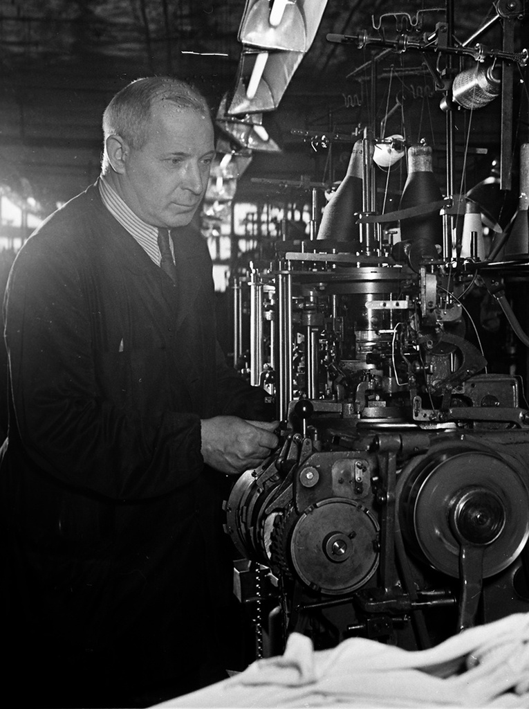 Фото "В цехе чулочной фабрики имени Ногина", 8 декабря 1954, г. Москва ...