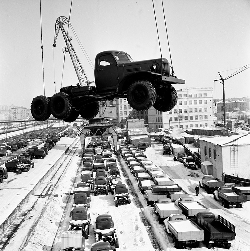 Отгрузка автомобилей потребителям, 5 февраля 1974, г. Москва. На железнодорожной площадке автозавода.