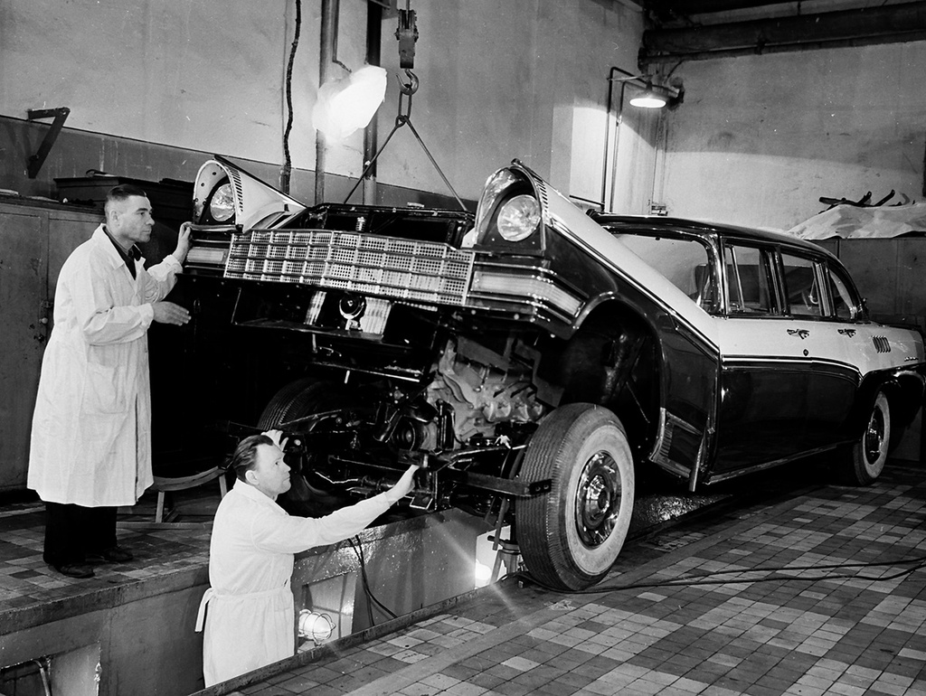 В сборочном отделении зкспериментального цеха автозавода имени Лихачева. Сборка ЗИЛ-111, 20 марта 1959, г. Москва. В сборочном отделении зкспериментального цеха автозавода имени Лихачева ведется подготовка к выпуску нового автомобиля представительского класса.