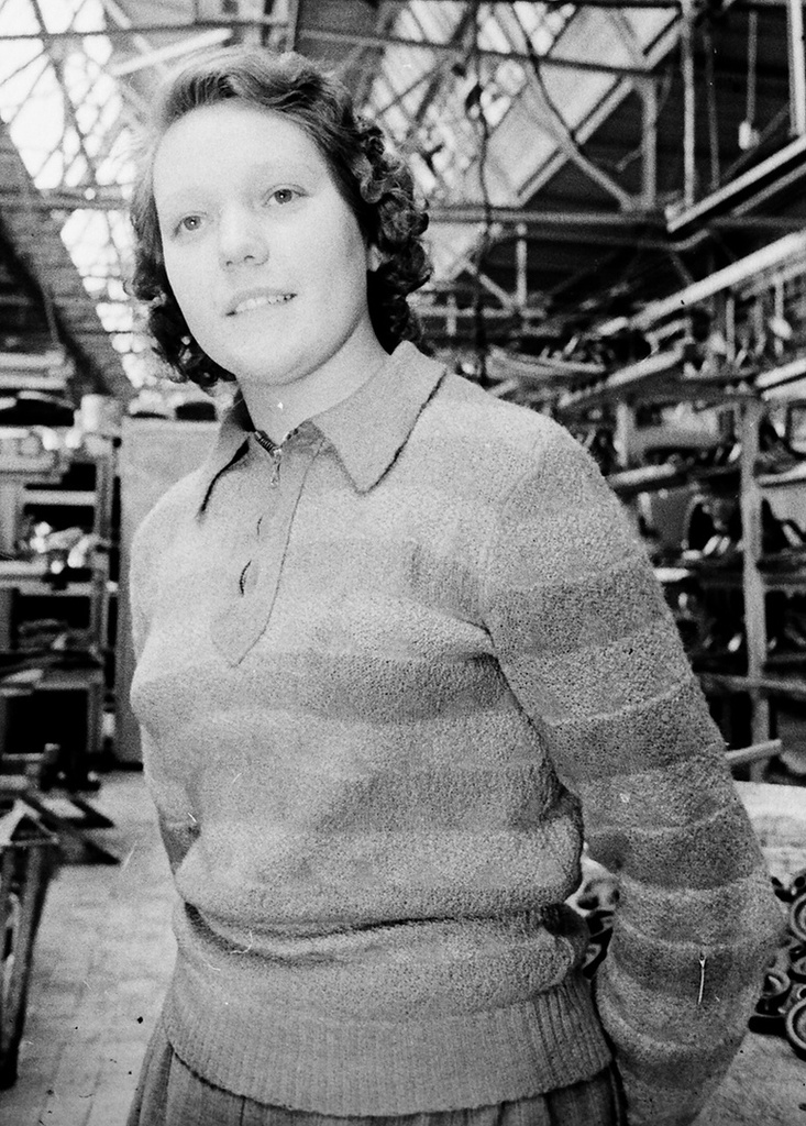 Упаковщица отдела сбыта комсомолка Лидия Молоткова изъявила желание принять участие в освоении целинных земель, 19 февраля 1954, г. Москва