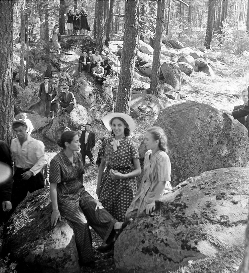 На прогулке по окрестностям Дома отдыха, 8 июля 1953, Челябинская обл., Чебаркульский р-н. В Чебаркульском районе Челябинской области на берегу трех озер открылся Дом отдыха профсоюза угольной промышленности. В благоустроенных и светлых номерах разместилось более трехсот человек. К услугам отдыхающих: библиотека, кинозал, спортивные площадки, купальни, лодочная станция, рыбалка.