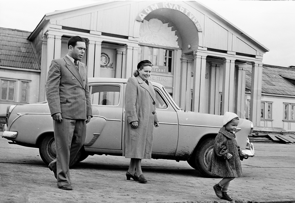 Механик В. Кузменко с семьей на площади в Коркино, 12 июня 1958 - 12 июня 1965, Челябинская обл., Еткульский р-н, г. Коркино. Выставка «Вот это тачка!» с этой фотографией.&nbsp;