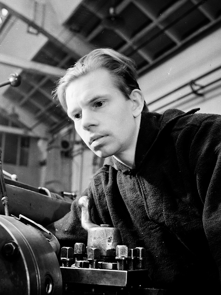 В цехе Московского завода шлифовальных станков, 13 января 1962, г. Москва. Ударник комтруда токарь Юрий Царев за работой.&nbsp;