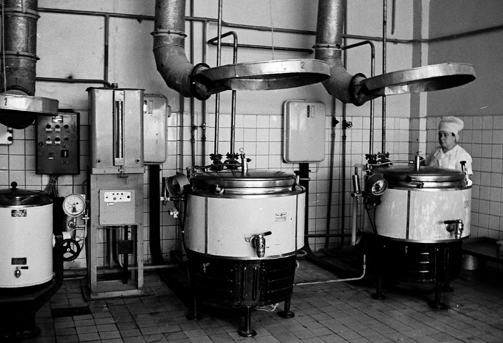 Комбинат хлебобулочных и кондитерских изделий № 3, 10 июля 1974, г. Москва. В кондитерском цехе комбината. Справа – кондитер А. Ф. Норкина.&nbsp;