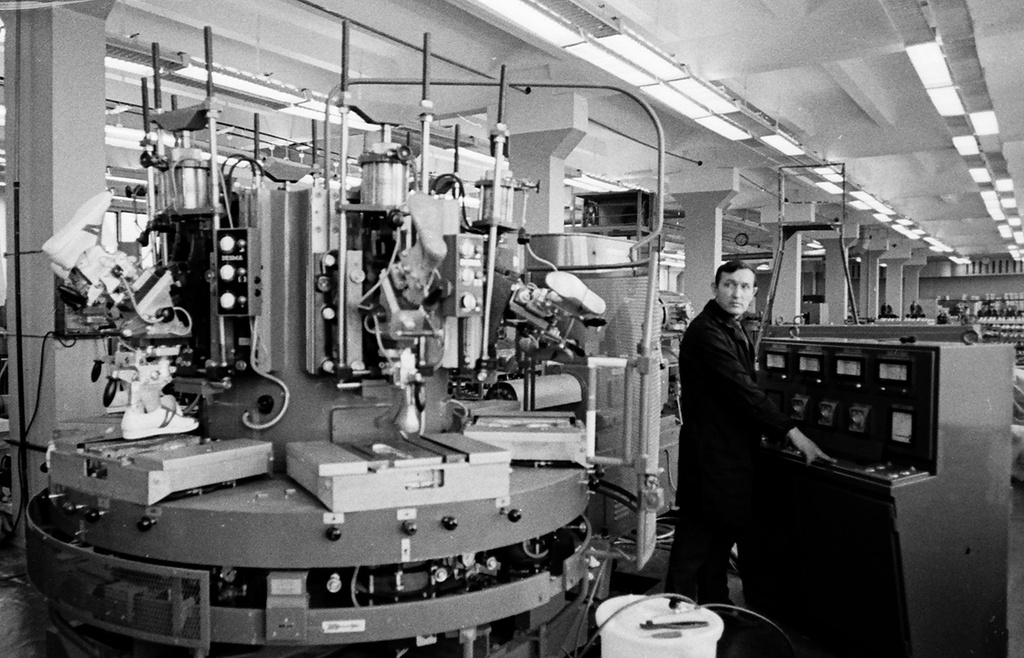 Экспериментальный комбинат «Спорт», 20 марта 1973, г. Москва. Пробный пуск высокопроизводительной литьевой машины.&nbsp;