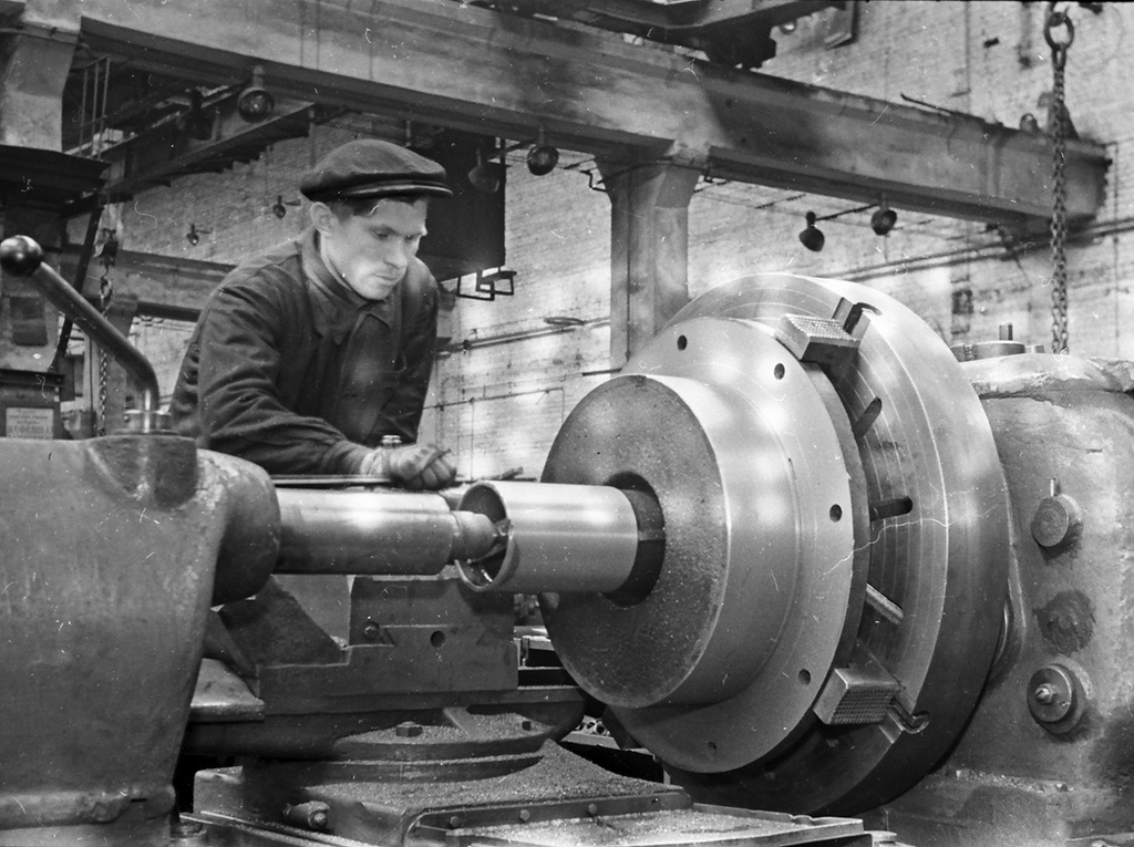 Токарная обработка вала компрессора, 25 апреля 1952, г. Москва. В механическом цехе завода «Компрессор».
