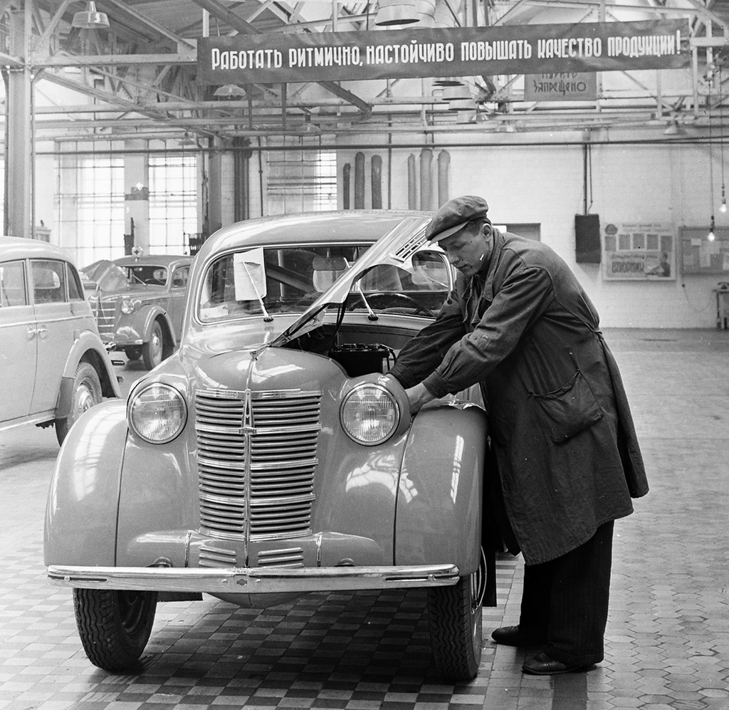 Первые автомобили 1953 года, 5 января 1953, г. Москва. Выставки&nbsp;«Будни 1953 года»&nbsp;и «Роскошь и средство передвижения» с этой фотографией.