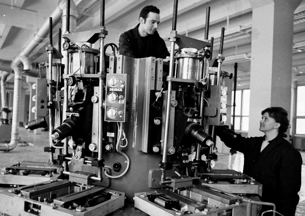 Завод арты. Промышленное производство. Завод спортивного оборудования. Завод спортинвентаря. Над каким арт объектом работали фабрика спортивным.