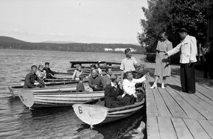 На лодочной станции, 8 июля 1953, Челябинская обл., Чебаркульский р-н. В Чебаркульском районе Челябинской области на берегу трех озер открылся Дом отдыха профсоюза угольной промышленности. В благоустроенных и светлых номерах разместилось более трехсот человек. К услугам отдыхающих: библиотека, кинозал, спортивные площадки, купальни, лодочная станция, рыбалка.