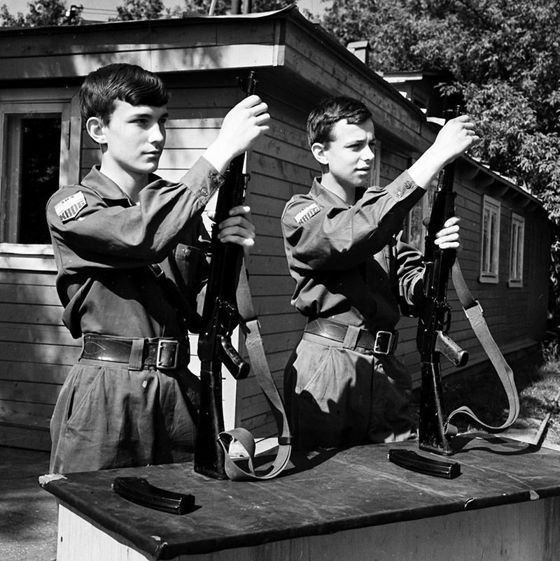 Военно-спортивная подготовка рабочих ЗИЛ допризывного возраста, 17 июня 1968, Московская обл.. На ЗИЛе совместно с организацией ДОСААФ развернута оборонно-массовая работа с рабочими-допризавниками. Летом они отправляются в оборонно-спортивный лагерь, где проходят военную подготовку к службе в армии.