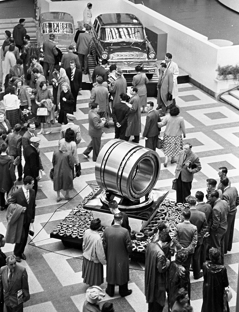 На всемирной выставке в Брюсселе, 17 апреля 1958 - 19 октября 1958, Бельгия, г. Брюссель. Лозунг выставки: «Мы живем в 1958 году, в год технологических чудес, когда можно все!». Экспозиция советского павильона посвящалась теме «Мир и Труд» и включала 18 разделов. Международное жюри присудило ГПЗ-1 Большой приз и «Золотую медаль» за разработку и производство крупногабаритных подшипников.