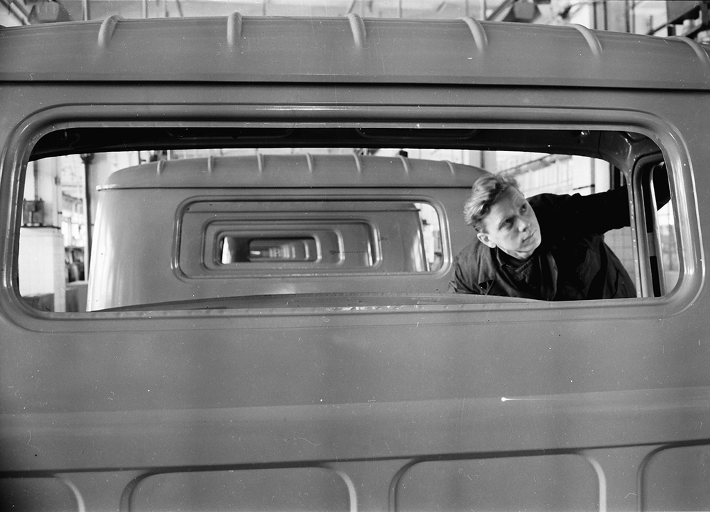 На главном конвейере сборки автомобиля ЗИЛ-130, 21 марта 1962, г. Москва