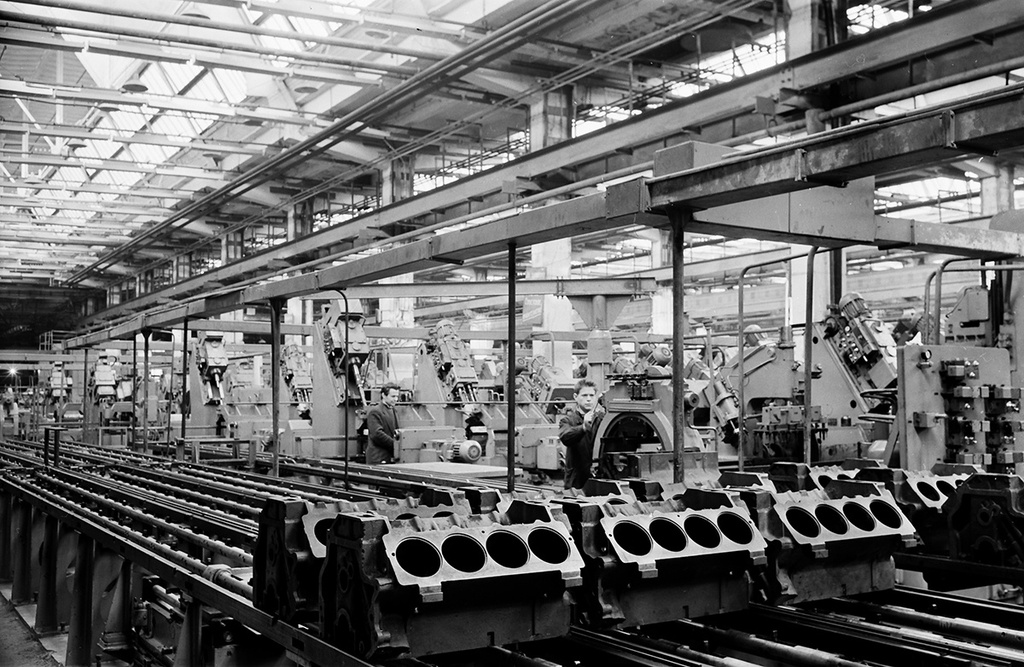 Наладка автоматической линии 1л96 обработки блока цилиндров двигателя ЗИЛ-130, 18 марта 1963, г. Москва. На заводе завершается полное переоснащения и отладка оборудования для серийного выпуска V-образных восьмицилиндровых двигателей для автомобиля серии ЗИЛ-130.&nbsp;Выставка «ЗИЛ: осталась только легенда» с этой фотографией.