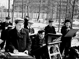 На весеннем пленэре, 10 апреля 1959, Московская обл., г. Егорьевск. При Доме Культуры Егорьевского прядильно-ткацкого комбината работает детская художественная студия. Руководитель Н. И. Альбицкий. С наступлением теплых дней студийцы вышли в парк писать весенние этюды. 