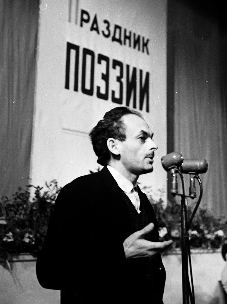 Поэт Булат Окуджава, 20 декабря 1964, г. Москва. Во Дворце Культуры ЗИЛ проходит Праздник «День поэзии».&nbsp;Выставка «"Сто строк…"» с этой фотографией.