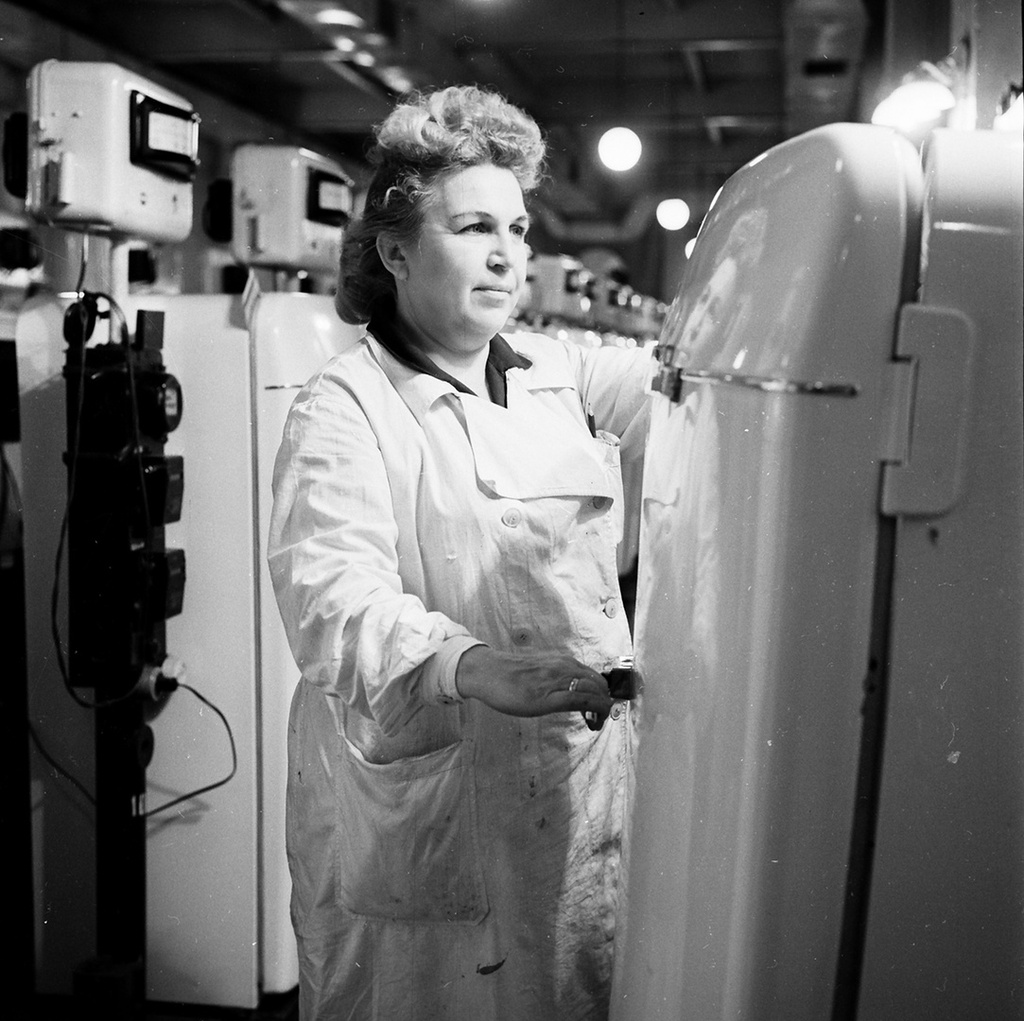 На поточной линии контроля холодильников, 10 декабря 1961, г. Москва