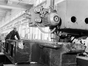 В цехе Московского завода шлифовальных станков, 13 января 1962, г. Москва. Шлифовщик М. И. Якушин обрабатывает крупногабаритные станины для ЗИЛа.