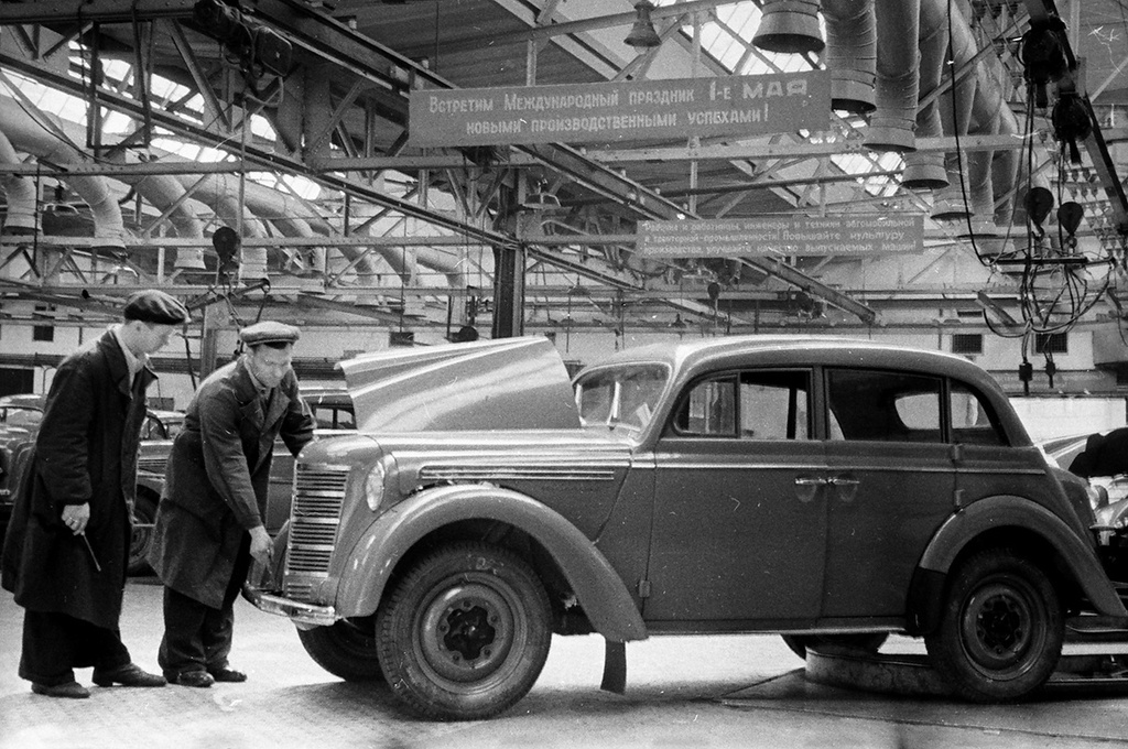 На площадке испытания автомобилей, 19 апреля 1952, г. Москва. Лучшие испытатели завода стахановцы Ф. Ф. Югас (слева) и Л. М. Ларин проверяют «Москвич»-400.«Московский завод малолитражных автомобилей» (МЗМА).