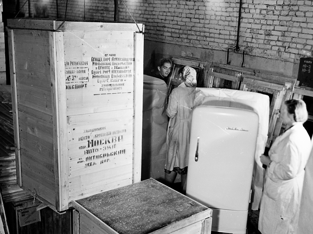 Холодильники ЗИЛ на зкспорт, 10 декабря 1961, г. Москва. Выставка «ЗИЛ: осталась только легенда» с этой фотографией.