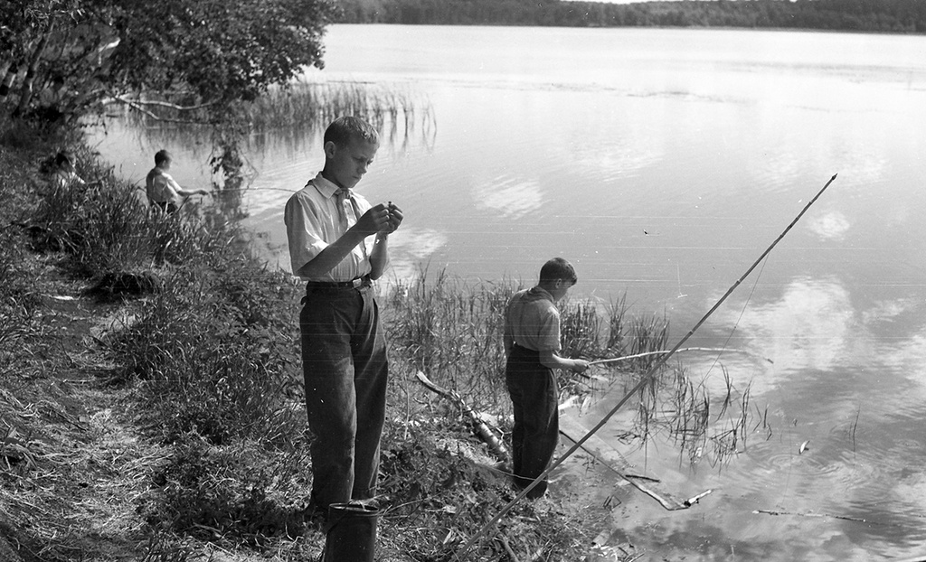 На рыбалке, 8 июля 1953, Челябинская обл., Чебаркульский р-н. В Чебаркульском районе Челябинской области на берегу трех озер открылся Дом отдыха профсоюза угольной промышленности. В благоустроенных и светлых номерах разместилось более трехсот человек. К услугам отдыхающих: библиотека, кинозал, спортивные площадки, купальни, лодочная станция, рыбалка.