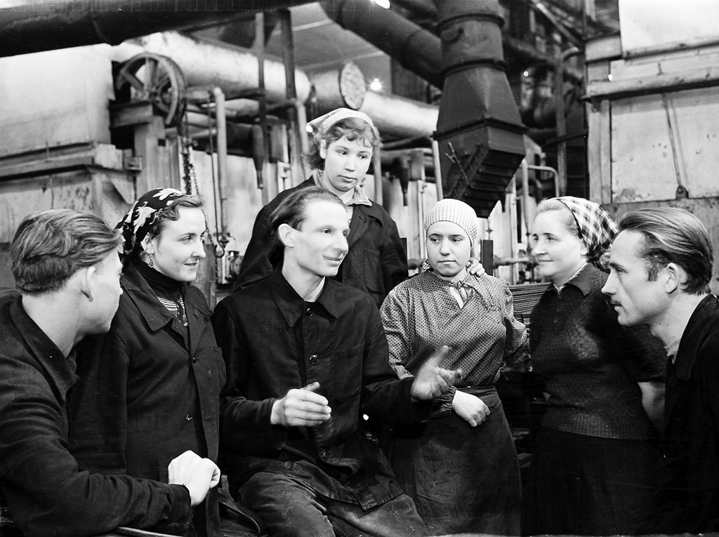Бригада прессового цеха на планерке, 18 октября 1959, г. Москва. Подготовка перехода на 7-ми часовой рабочий день.