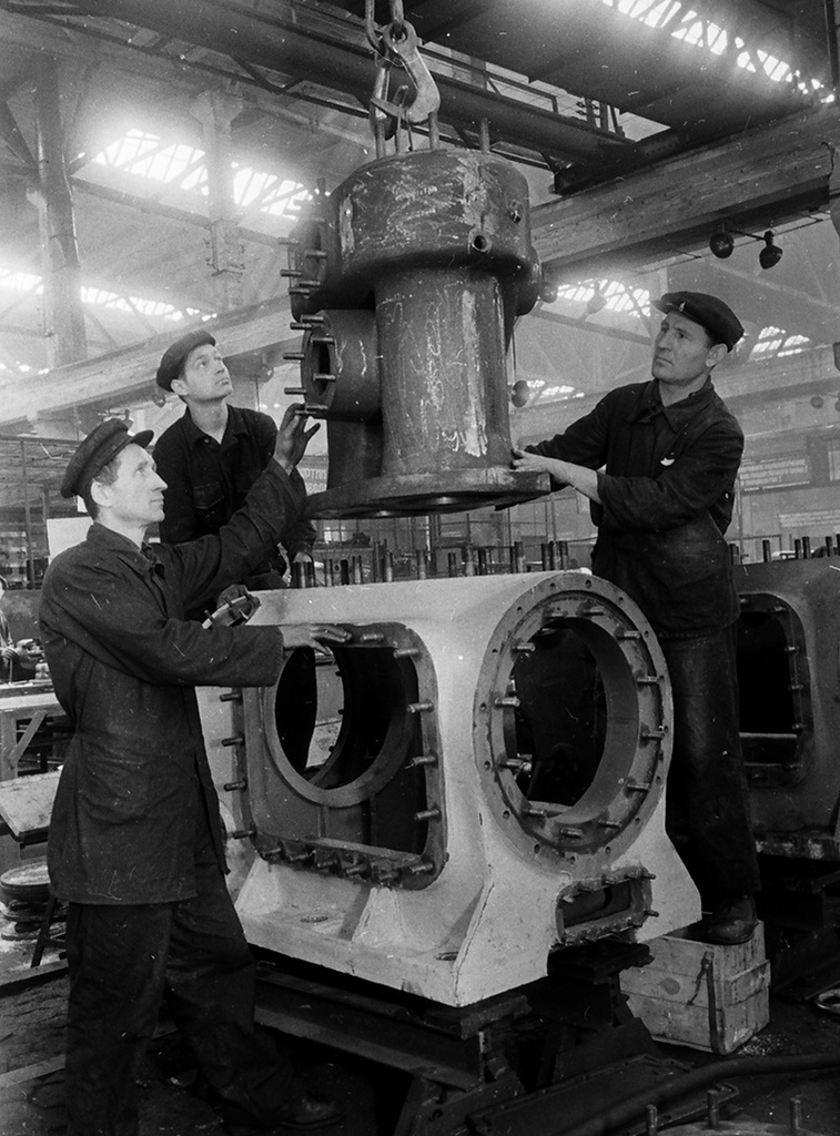 Сборка компрессора, 4 сентября 1952, г. Москва. В сборочном цехе завода «Компрессор».