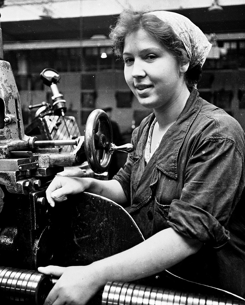 Передовик производства молодая шлифовщица Светлана Дорофеева, 12 октября 1960, г. Москва. Государственный подшипниковый завод (ГПЗ-1) создан в 1932 году. В 1993 году стал акционерным обществом «Московский подшипник».
