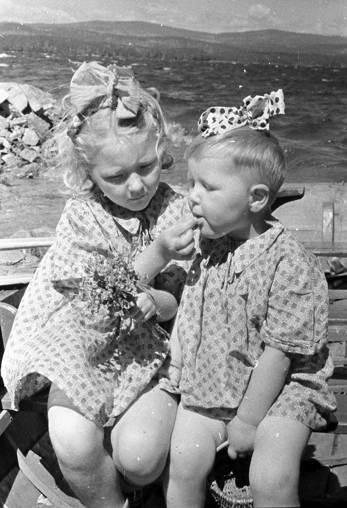 «Попробуй ягодку», 8 июля 1953, Челябинская обл., Чебаркульский р-н. В Чебаркульском районе Челябинской области на берегу трех озер открылся Дом отдыха профсоюза угольной промышленности. В благоустроенных и светлых номерах разместилось более трехсот человек. К услугам отдыхающих: библиотека, кинозал, спортивные площадки, купальни, лодочная станция, рыбалка.