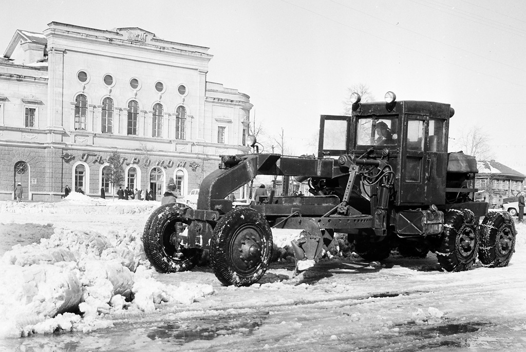 Очистка от снега центральной площади города, 20 февраля 1956, Московская обл., пгт. Старая Купавна. Выставка «Такого снегопада...» с этой фотографией.&nbsp;