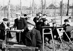 На весеннем пленэре, 10 апреля 1959, Московская обл., г. Егорьевск. При Доме Культуры Егорьевского прядильно-ткацкого комбината работает детская художественная студия. Руководитель Н. И. Альбицкий. С наступлением теплых дней студийцы вышли в парк писать весенние этюды.&nbsp;Выставка «Охота за светом» с этой фотографией.