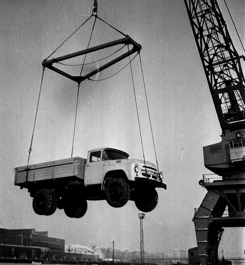 Отгрузка автомобилей потребителям, 28 января 1966, г. Москва. Выставка «Железные жирафы» с этой фотографией.&nbsp;На железнодорожной площадке автозавода.