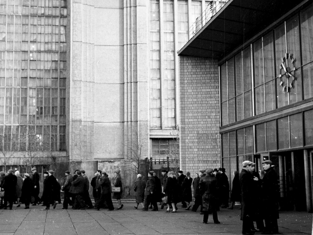 У проходной завода имени Лихачева, 21 марта 1962, г. Москва. Выставка «ЗИЛ: осталась только легенда» с этой фотографией.