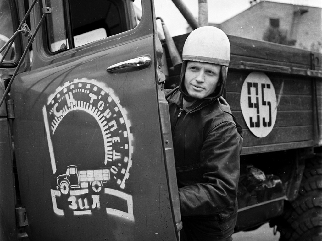 Водитель-испытатель ЗИЛ, 25 августа 1968, Московская обл.. Выставка «ЗИЛ: осталась только легенда» с этой фотографией.