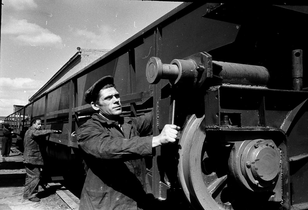 На сборке дорожно-мостового крана, 6 июня 1952, г. Москва. Основан в 1898 году как мастерские германского акционерного общества «Альфред Гутман и Компания». На фоне революционных событий и национализации в 1917 году мастерские преобразованы в завод «Подъемник», ставший основным российским поставщиком электрических мостовых кранов для строек первых пятилеток. В 1958 году на базе завода «Подъемник» создан завод «Станколиния» по выпуску автоматических линий и специальных станков для обработки деталей типа тел вращения. В январе 2010 года станкостроительное производство было остановлено.