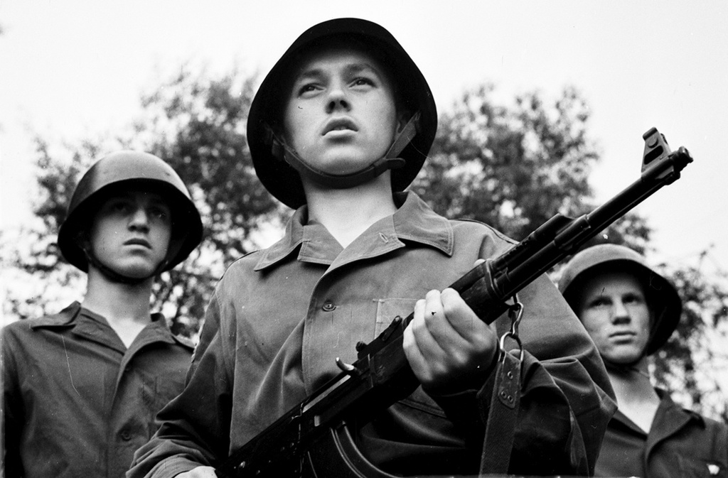 Военно-спортивная подготовка рабочих ЗИЛ допризывного возраста, 17 июня 1968, Московская обл.. На ЗИЛе совместно с организацией ДОСААФ развернута оборонно-массовая работа с рабочими-допризавниками. Летом они отправляются в оборонно-спортивный лагерь, где проходят военную подготовку к службе в армии.